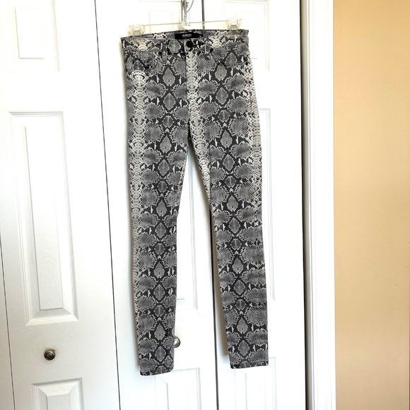 Like New Hudson Barbara High Waist Super Skinny Python Print Jean Size 25 - Picture 4 of 17